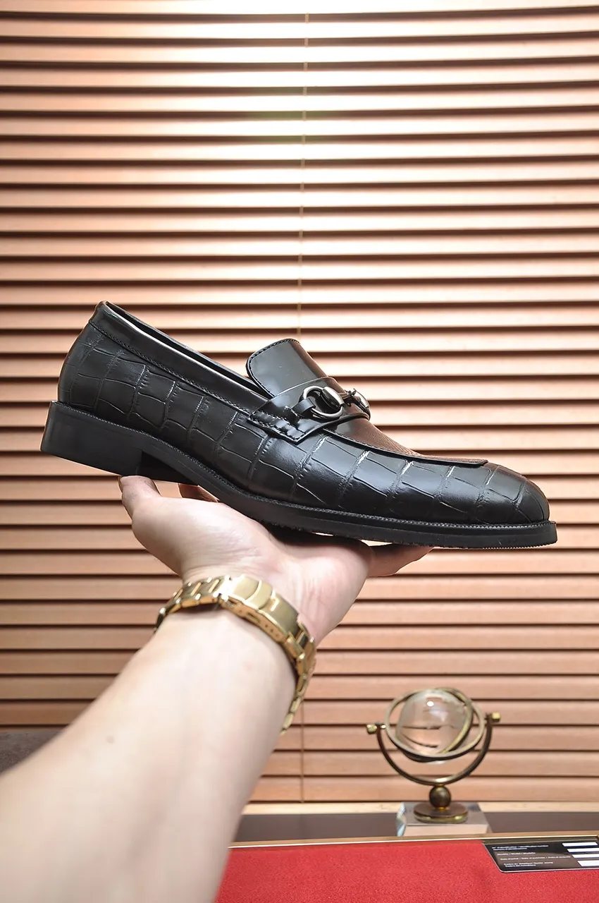 Men's shoes💰460💶Italy's top luxury men's shoe giant [GUCCI] has arrived in new style🍃Original European style🔰 Pleasant to the eye😍In order to make the shoes more durable and non-deformable🌀The production continues to follow traditional methods but there is still no lack of innovation💪The original sheepskin is chosen for the leather♻Smooth, natural and extra bright⭐Made of imported cowhide, the first choice of the rich 38-45 (45 customized)